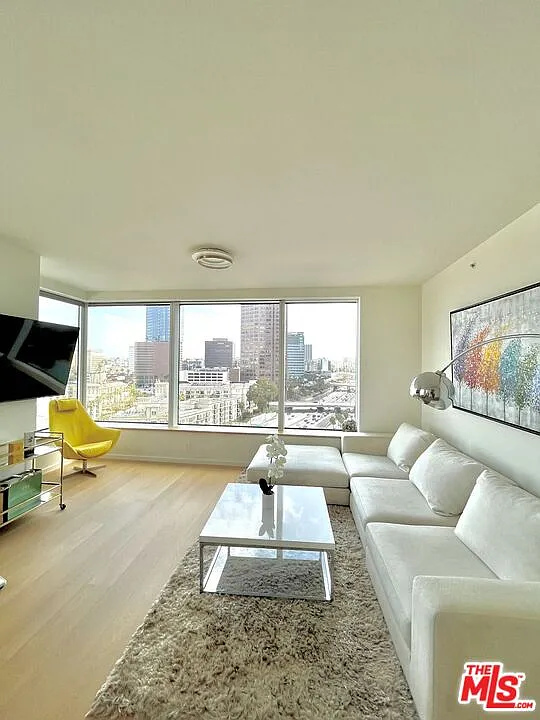2 bed, 2.0 bath, 1365 sqft, $4,900 — Photo 4