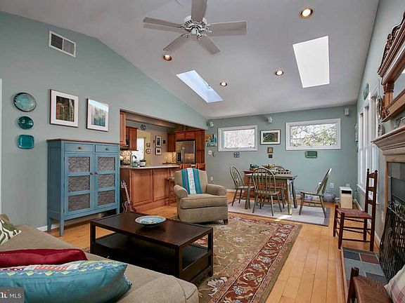 4th image of 2123 Hilltop Pl