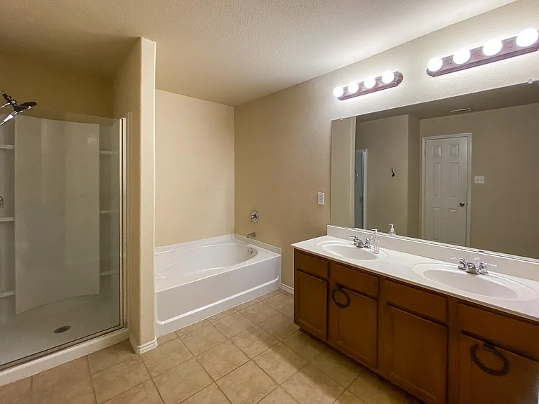 6940 Derbyshire Dr — Photo 14