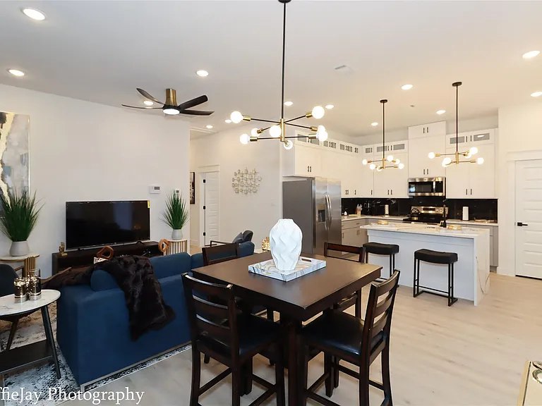 4834 Higgins St #B — Photo 3