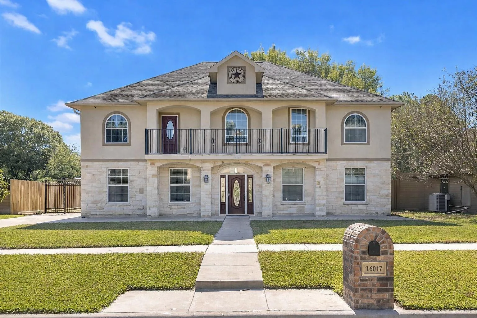 6 bed, 4.5 bath, 4339 sqft, $3,500 — Photo 2