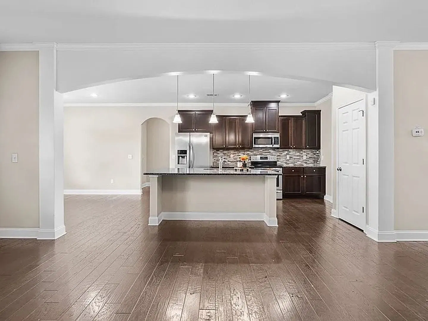 Peaceful neighborhood with spacious home — Photo 2
