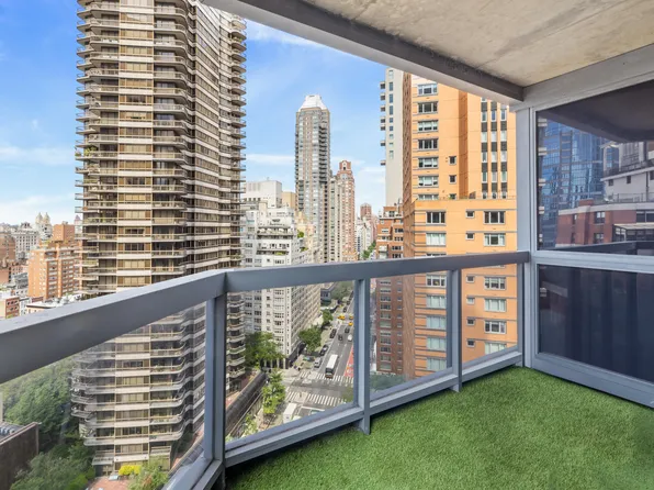 200 East 61st Street image 11 of 27