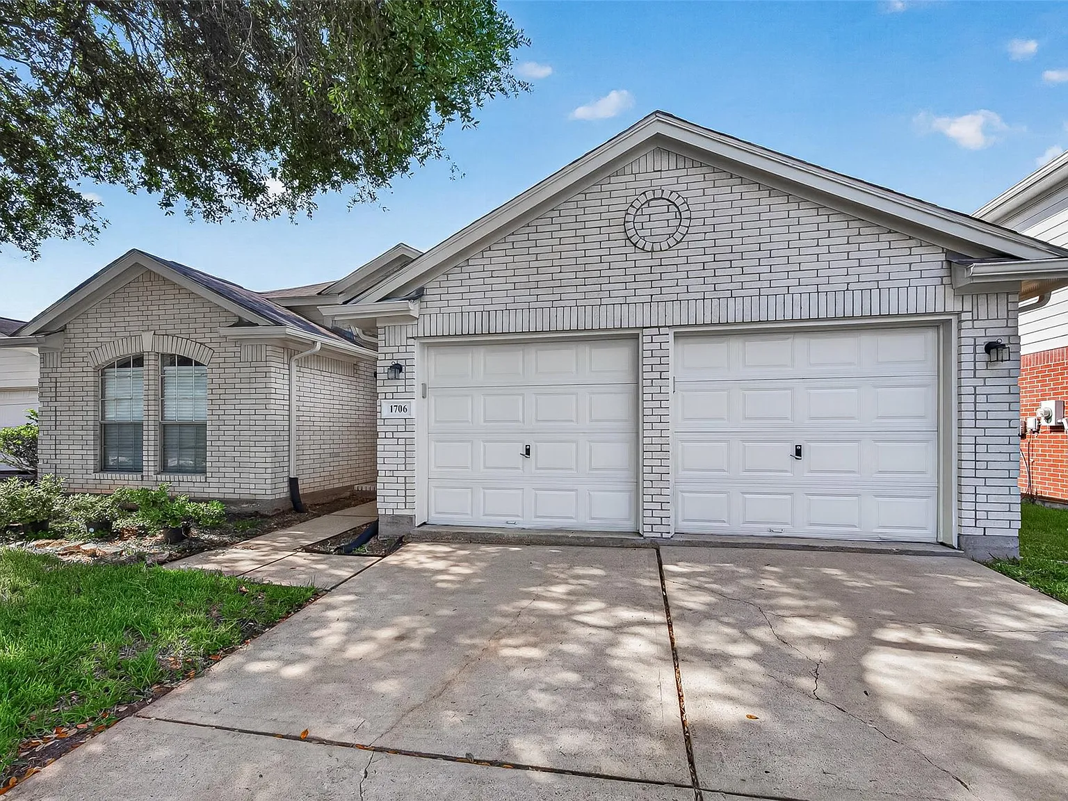 3 bed, 2.0 bath, 1899 sqft, $2,000 — Photo 2