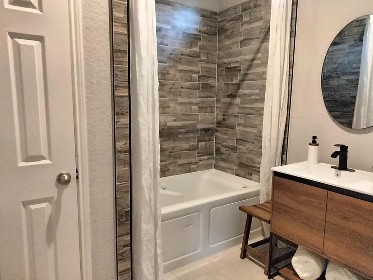 Master bath with Jet tub