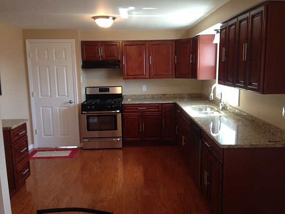4th image of 305 Joseph Dr