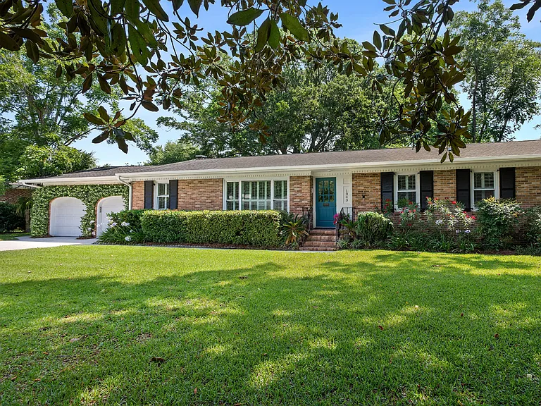 1043 Fort Sumter Dr — Photo 1