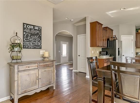 4th image of 2090 Newport Dr