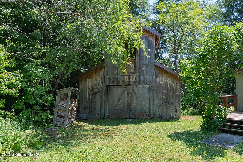 3rd image of 107 Avery Rd Road