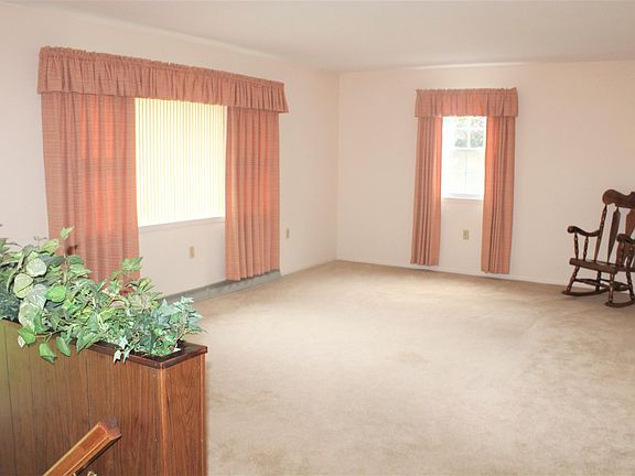 4th image of 521 Hill St S