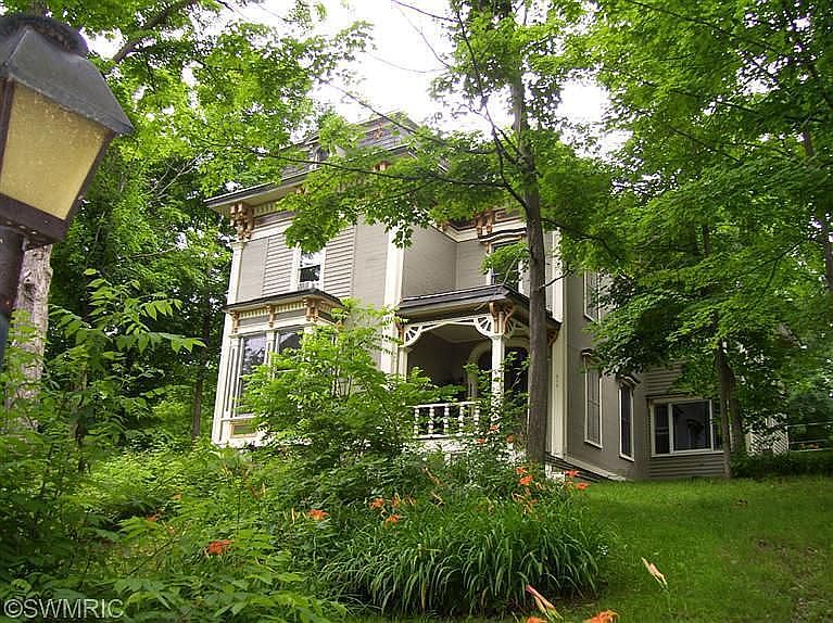 1st image of 211 Rose Ave