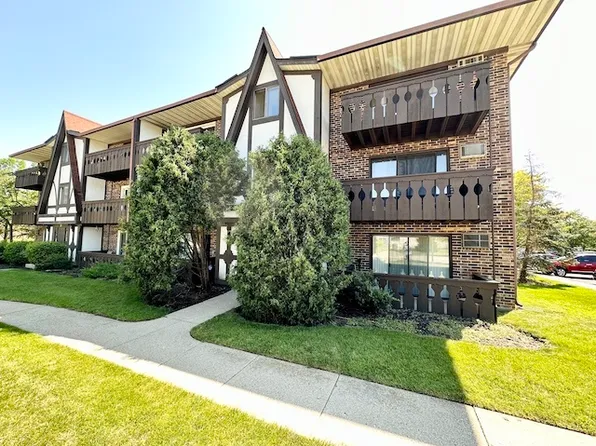 15 Crestview Ln Unit 4, Vernon Hills, IL 60061