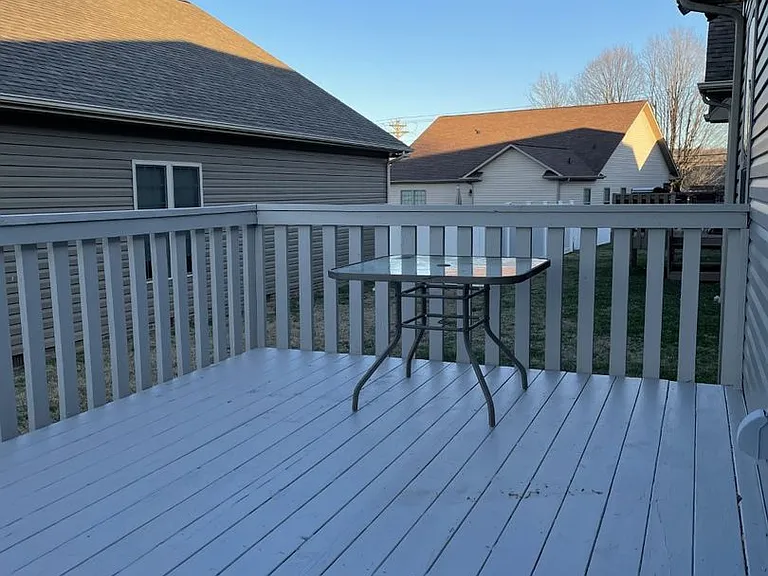 111 Stover Dr — Photo 2