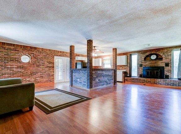 4th image of 527 James Dr