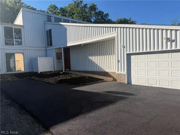 2 Sutton Pl, Cleveland, OH 44120
