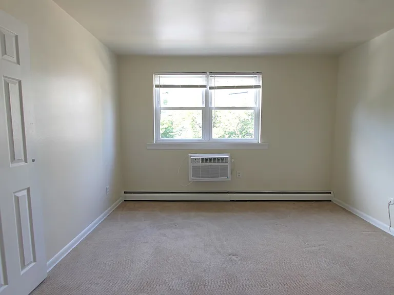 West Walnut Lane Apartments — Photo 17