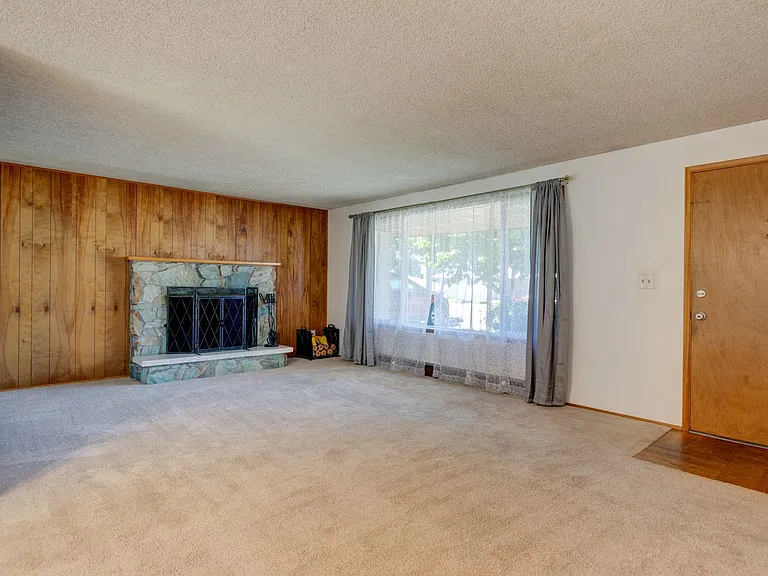 1677 NE 7th Ct — Photo 3