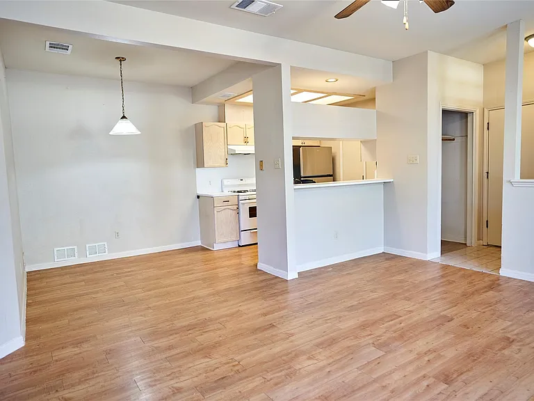 508 Gregory Ct — Photo 3