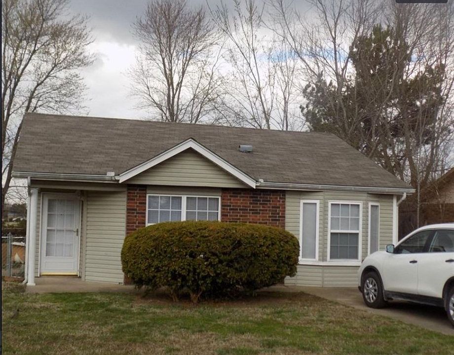 1st image of 305 Rolling Oaks Dr
