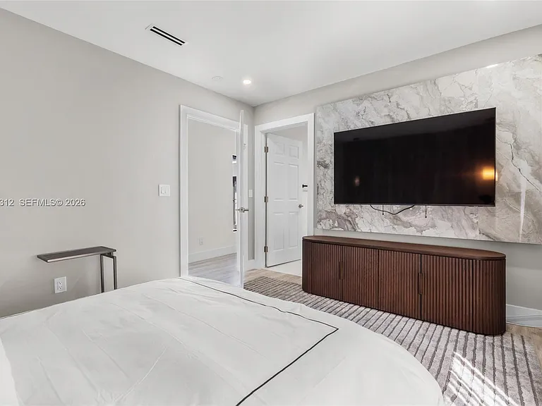 116 W 1st Ct — Photo 34