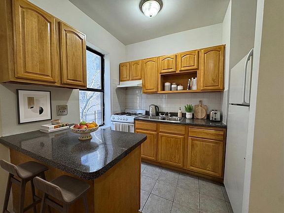 3rd image of 497 W 182nd St APT 2E