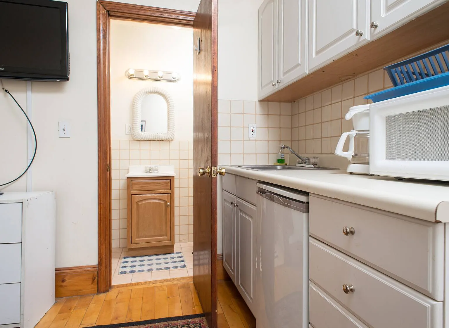 Studio, 200 sqft, $1,900 — Photo 2