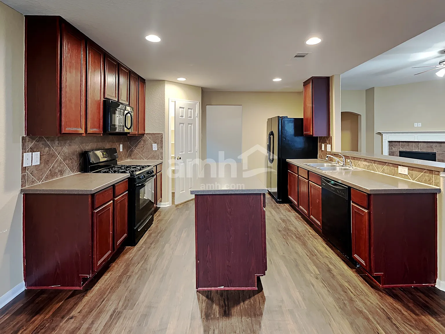 3 bed, 2.0 bath, 2293 sqft, $2,315 — Photo 3