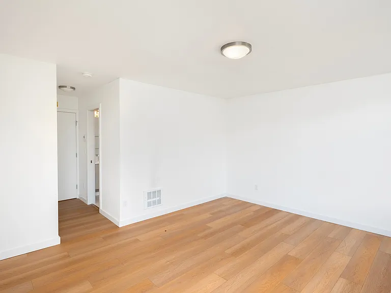 209 13th Ave E — Photo 17