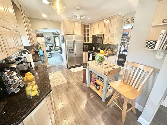 4th image of 7 Meredith Ct