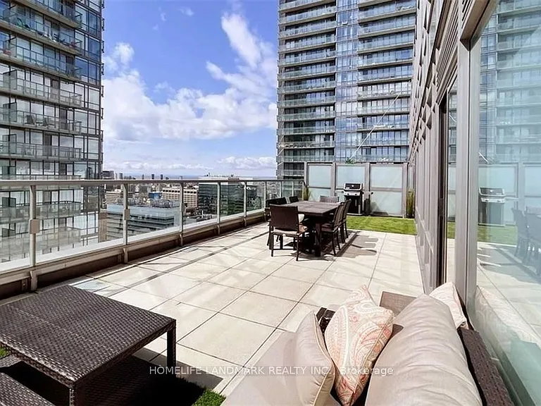 37 Grosvenor St #608 — Photo 17