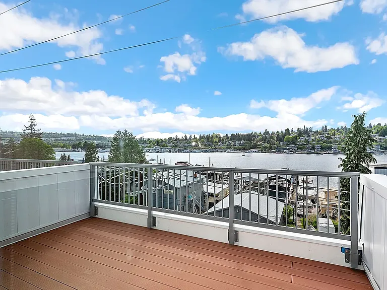 Flow Eastlake Apartments — Photo 12