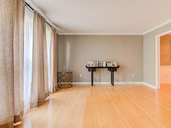 5th image of 6034 Woodcock Cir