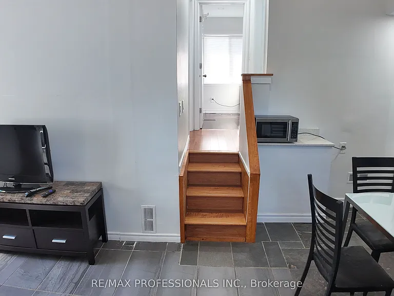 5 Farmbrook Rd #B — Photo 8