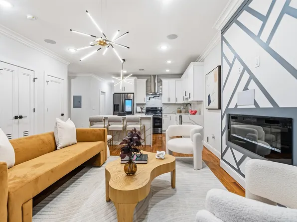 865 Summit Avenue image 1 of 38