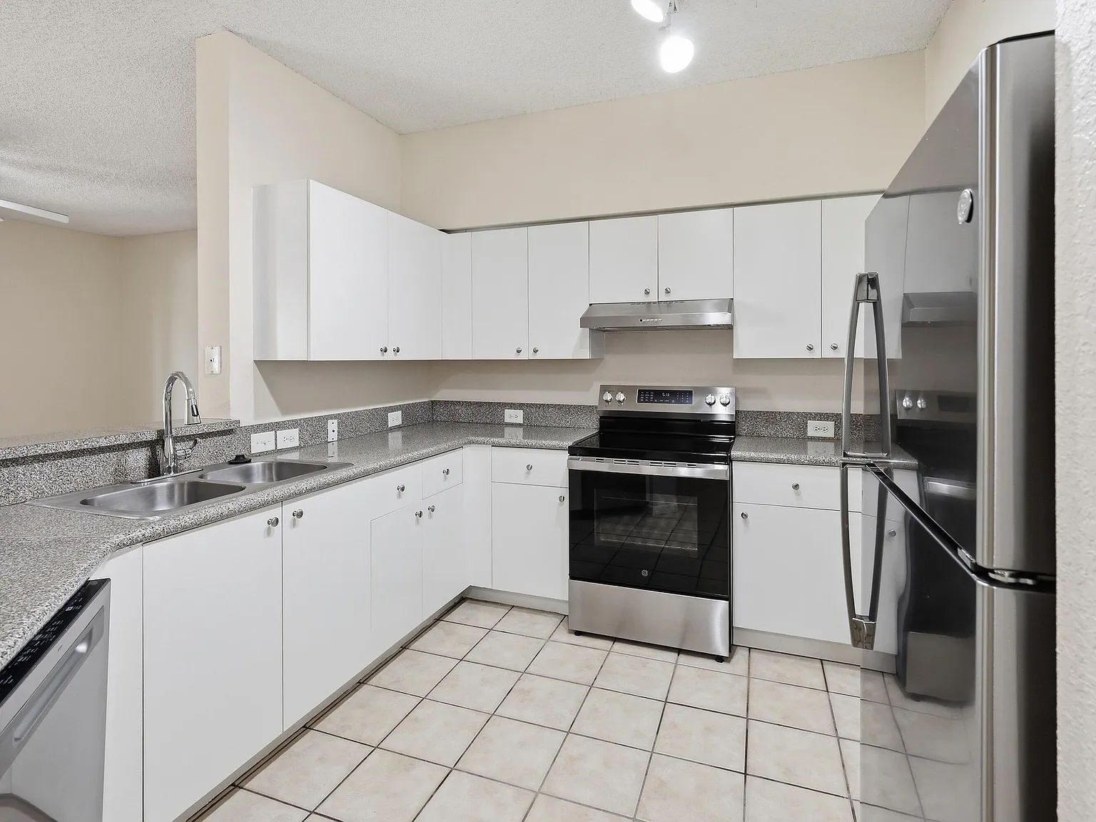 3 bed, 2.0 bath, 1306 sqft, $2,395 — Photo 4