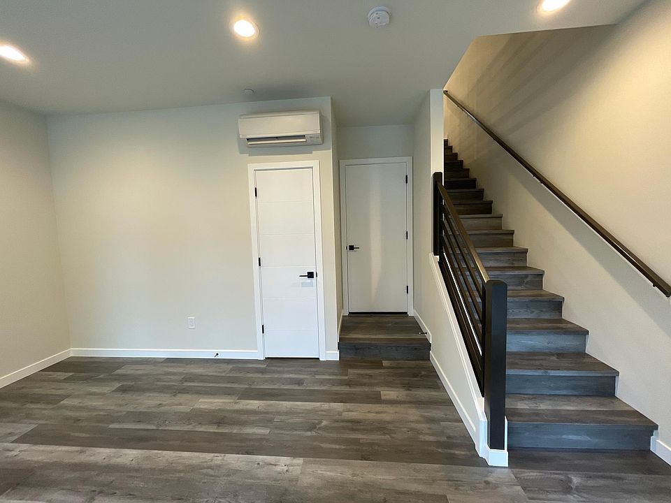 Flex Room to Stairs and Garage