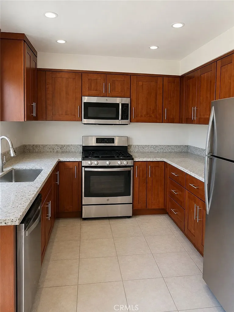 4 bed, 2.5 bath, 1647 sqft, $4,600 — Photo 3