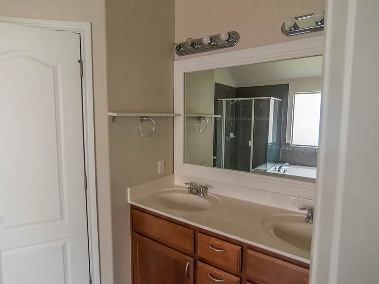 2542 Ravenwood Dr — Photo 10