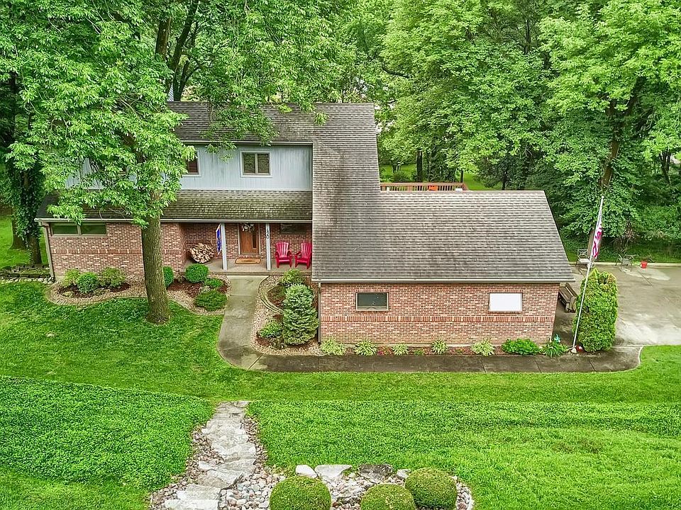 Country living on 1.3 Acres!