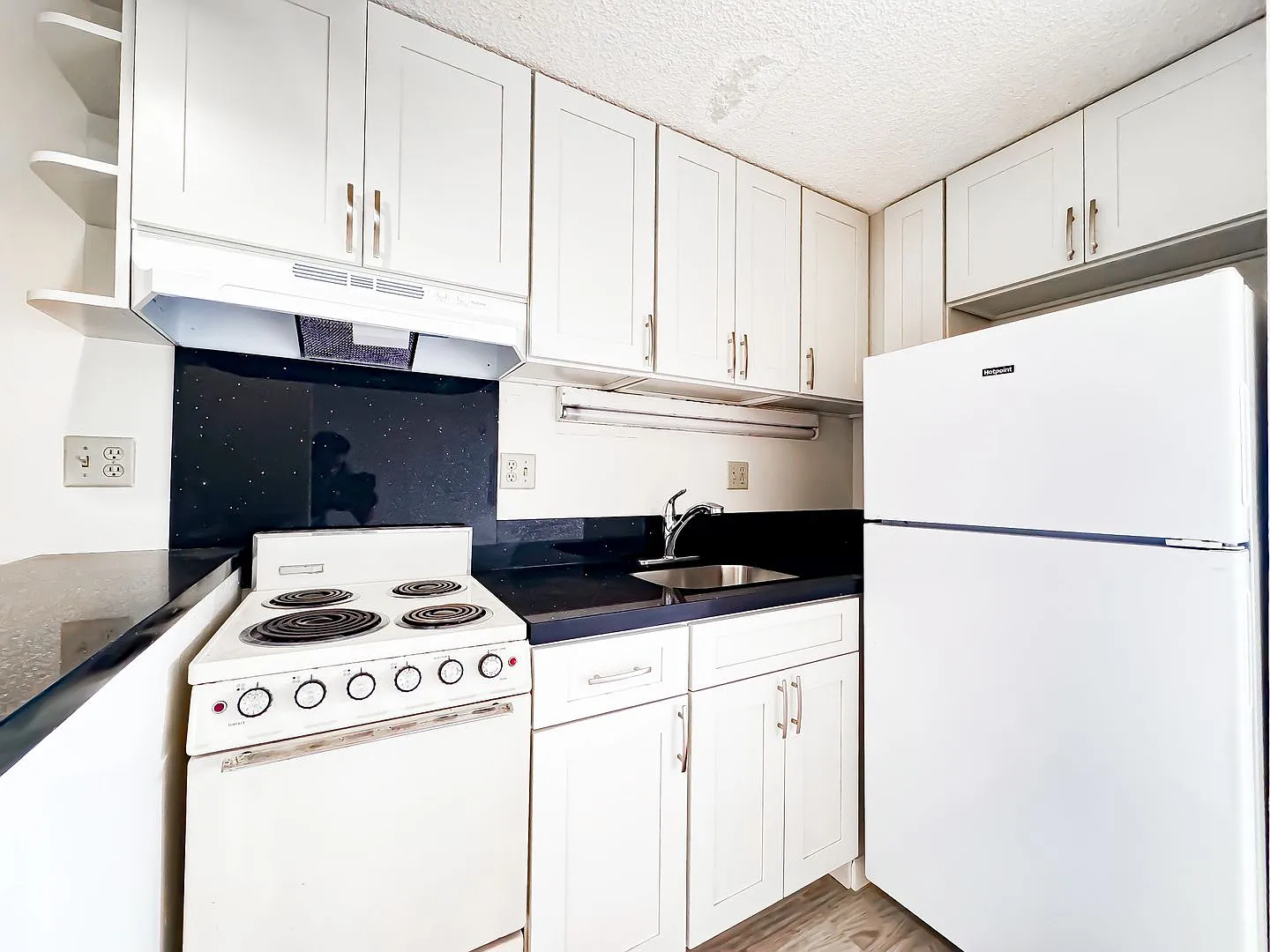 Century Park Plaza Studio with A/C — Photo 4