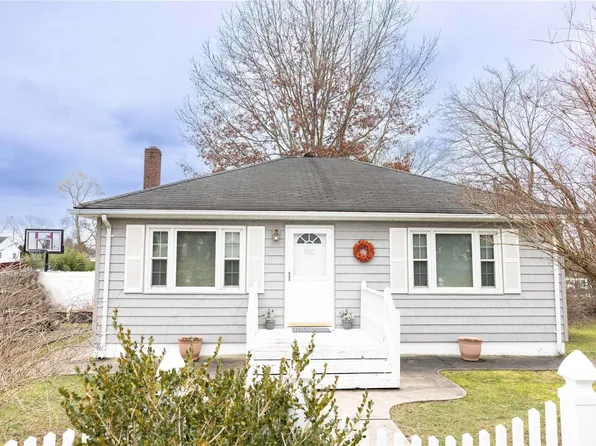 14 Pinelawn Avenue, Farmingville, NY 11738