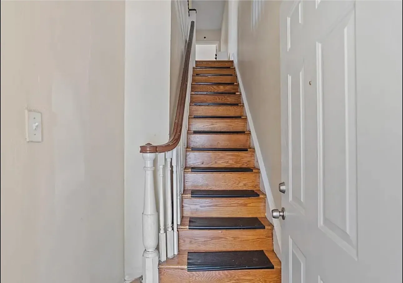 2 bed, 800 sqft, $1,300 — Photo 2