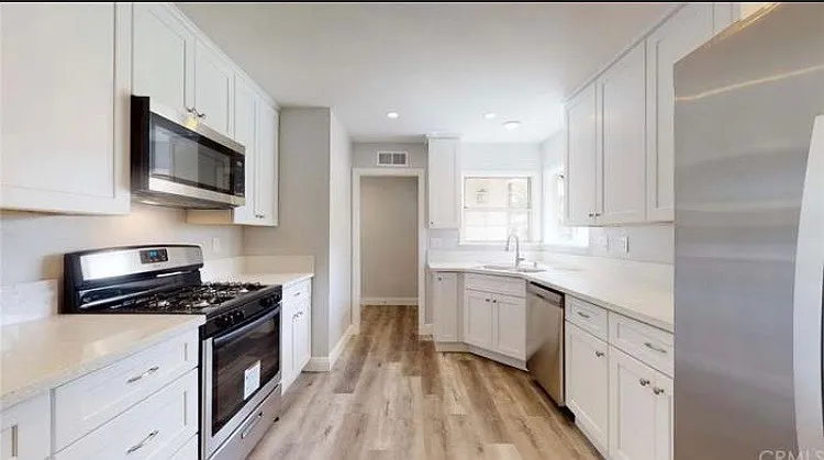 225 N Rio Vista St — Photo 2