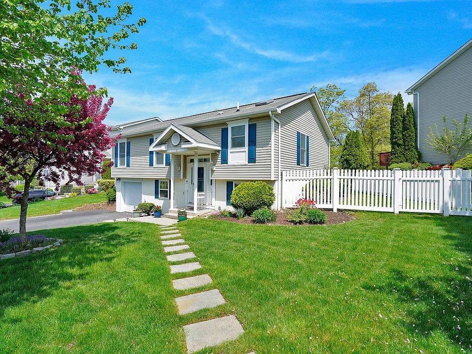 1st image of 2 Wimbledon Ct
