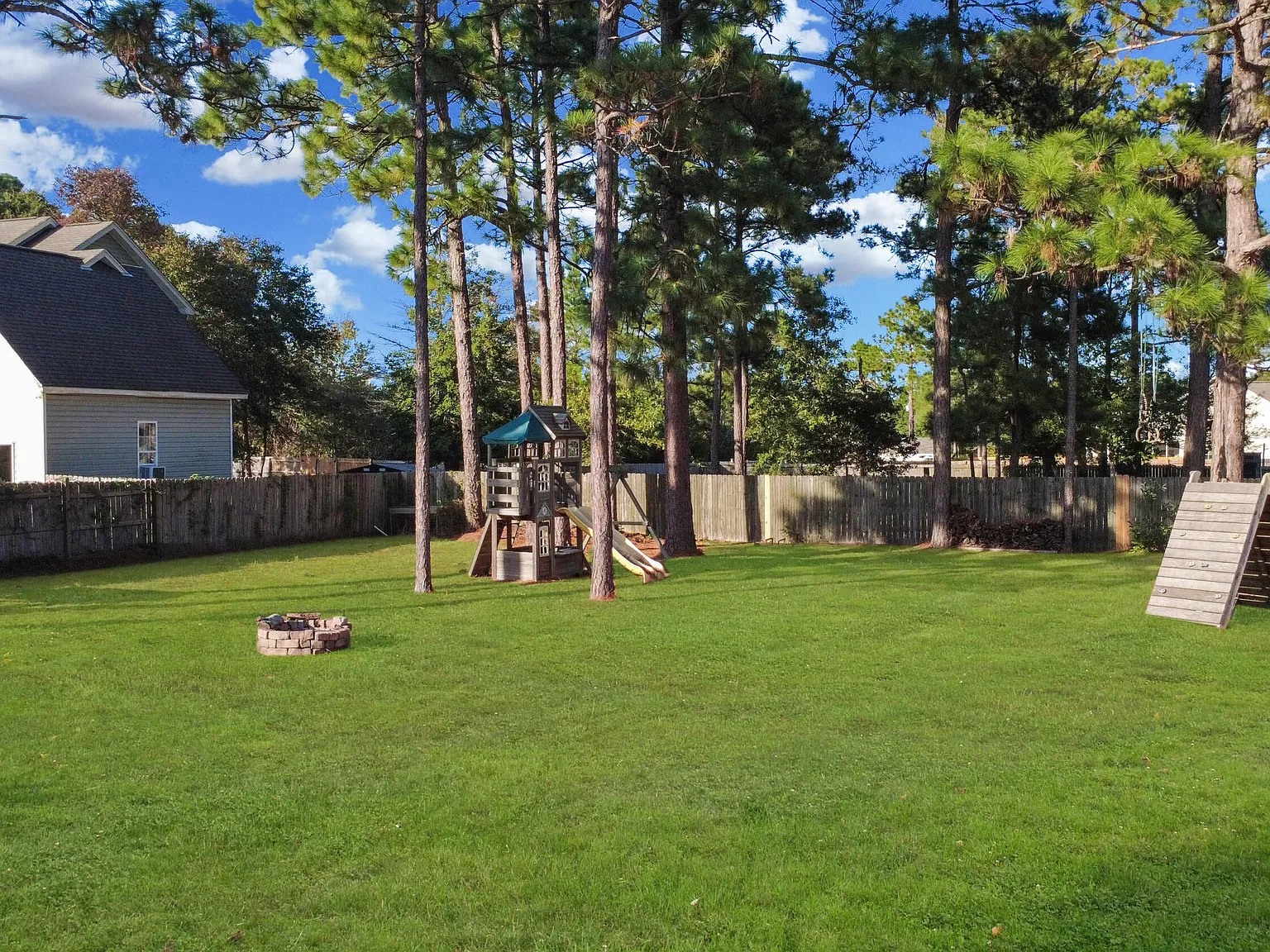 3 bed, 2.5 bath, 2104 sqft, $2,300 — Photo 4