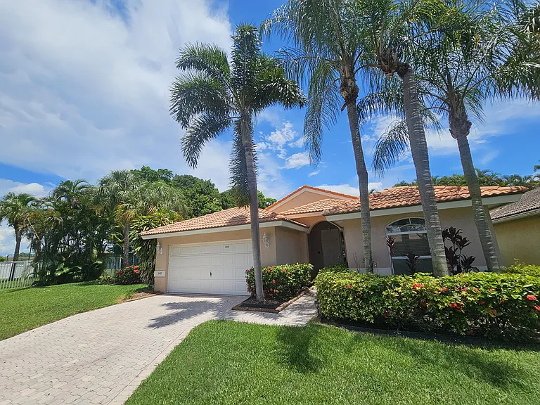 5449 Grande Palm Cir — Photo 2