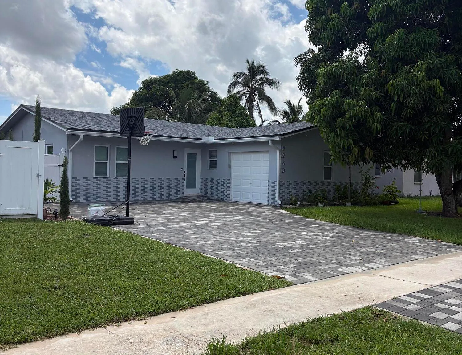3 bed, 2.0 bath, 1808 sqft, $4,000 — Photo 1