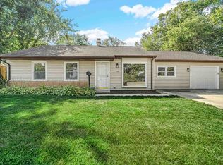 835 Parkside Cir, Streamwood, IL