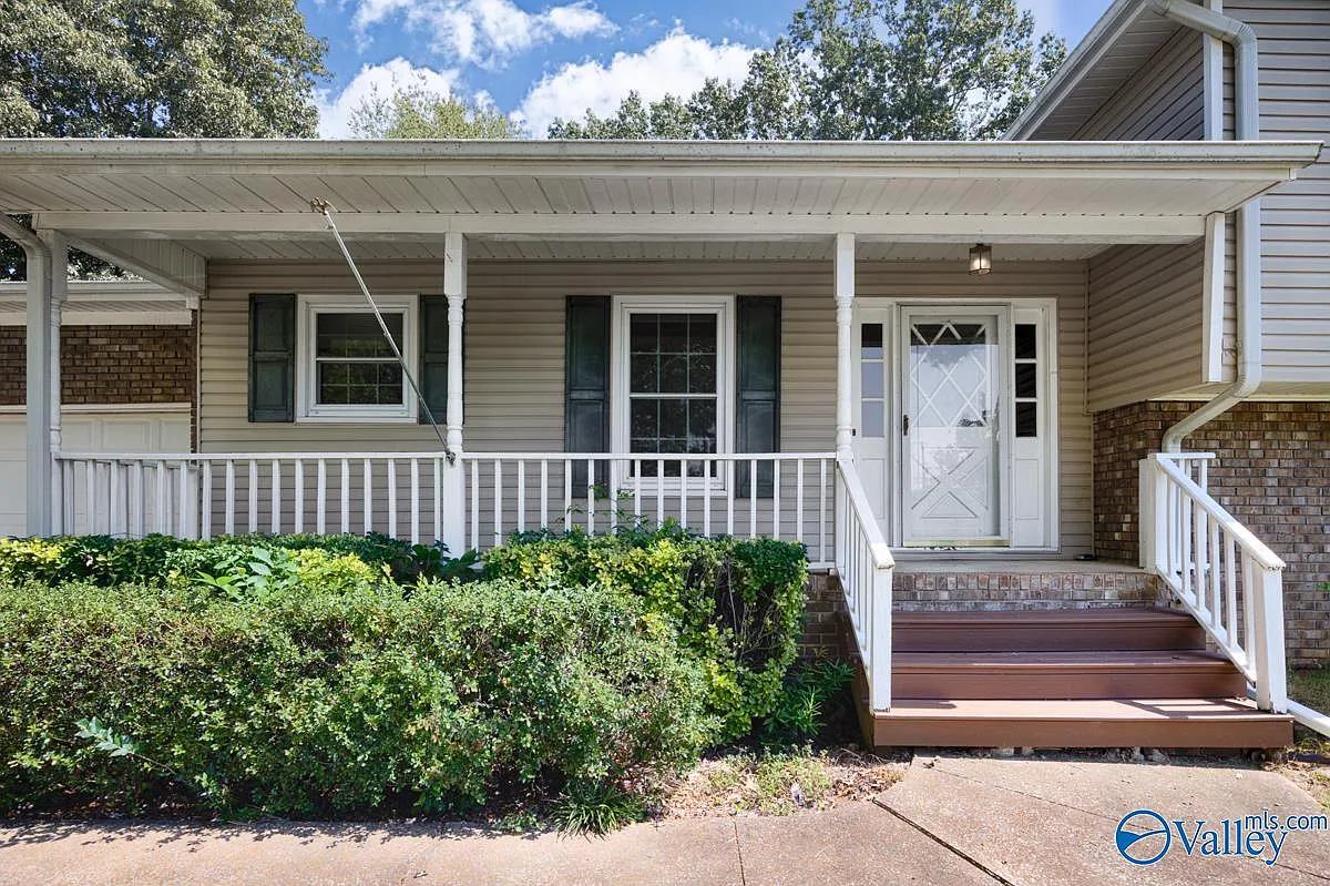 4 bed, 2.5 bath, 2317 sqft, $1,900 — Photo 4