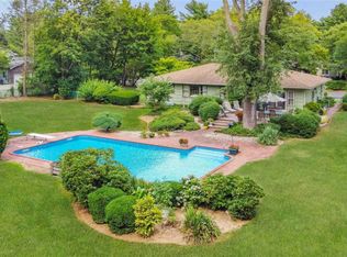10 Mannetto Ct, Huntington, NY 11743